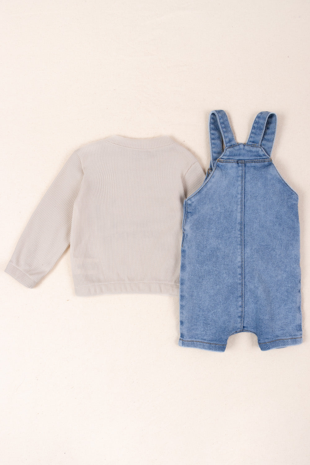 CONJUNTO OVEROL BEBÉ PLANE BEIGE