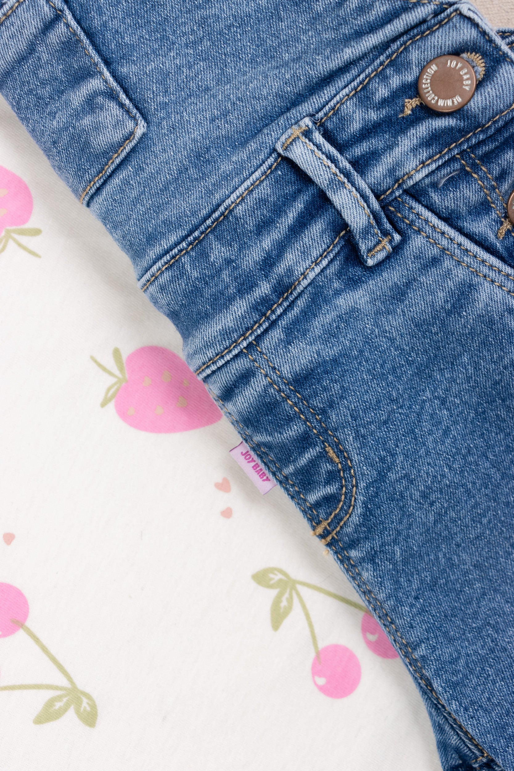 CONJUNTO OVEROL NIÑA FRESAS BLANCO