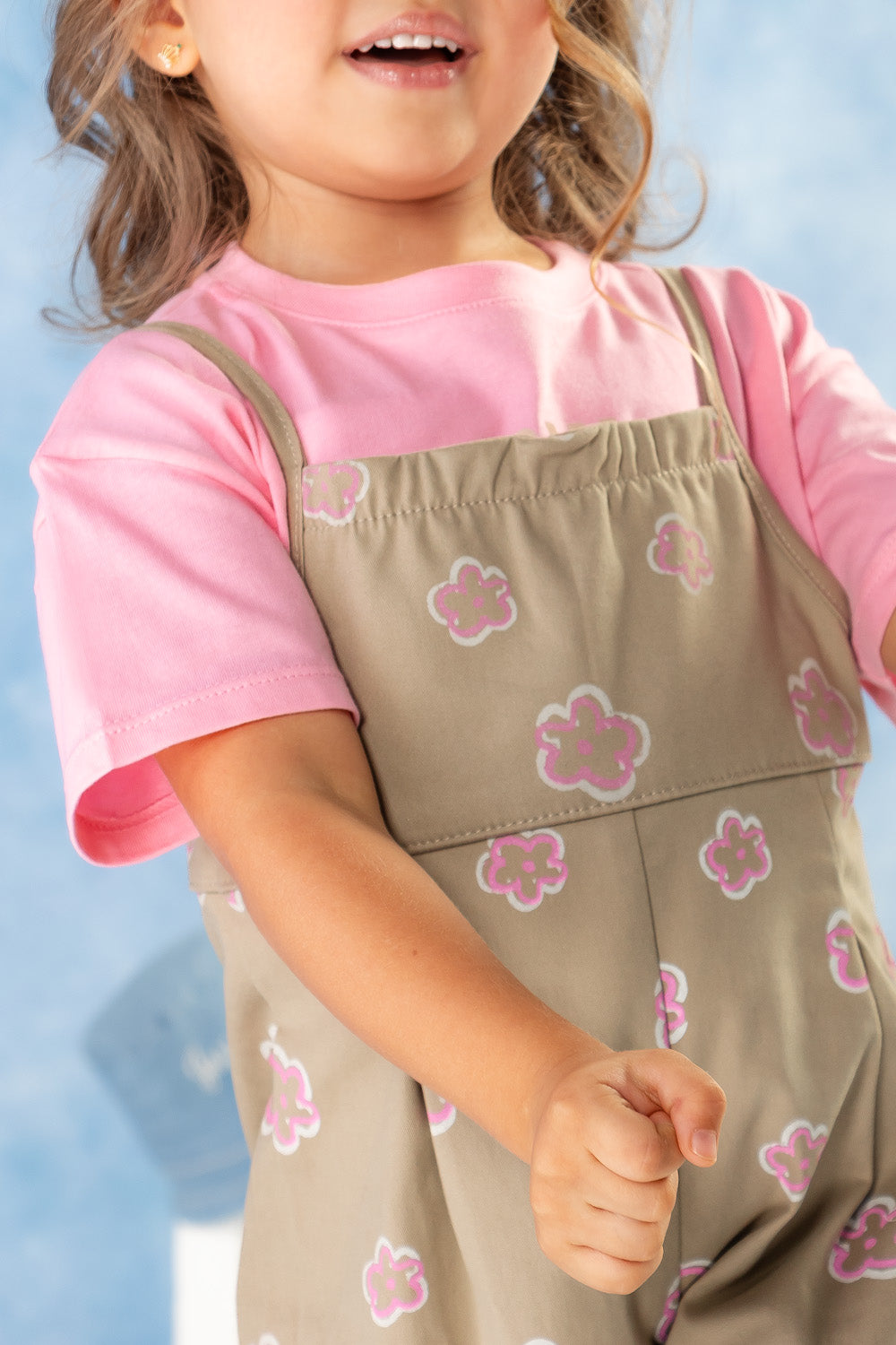 CONJUNTO OVEROL NIÑA FLORES CAFE