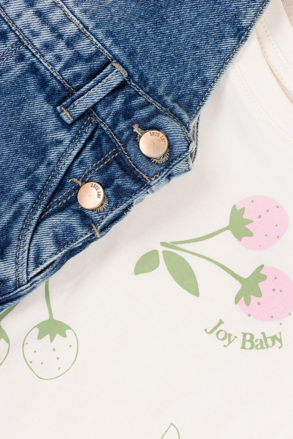 CONJUNTO OVEROL NIÑA CHERRIES BLANCO