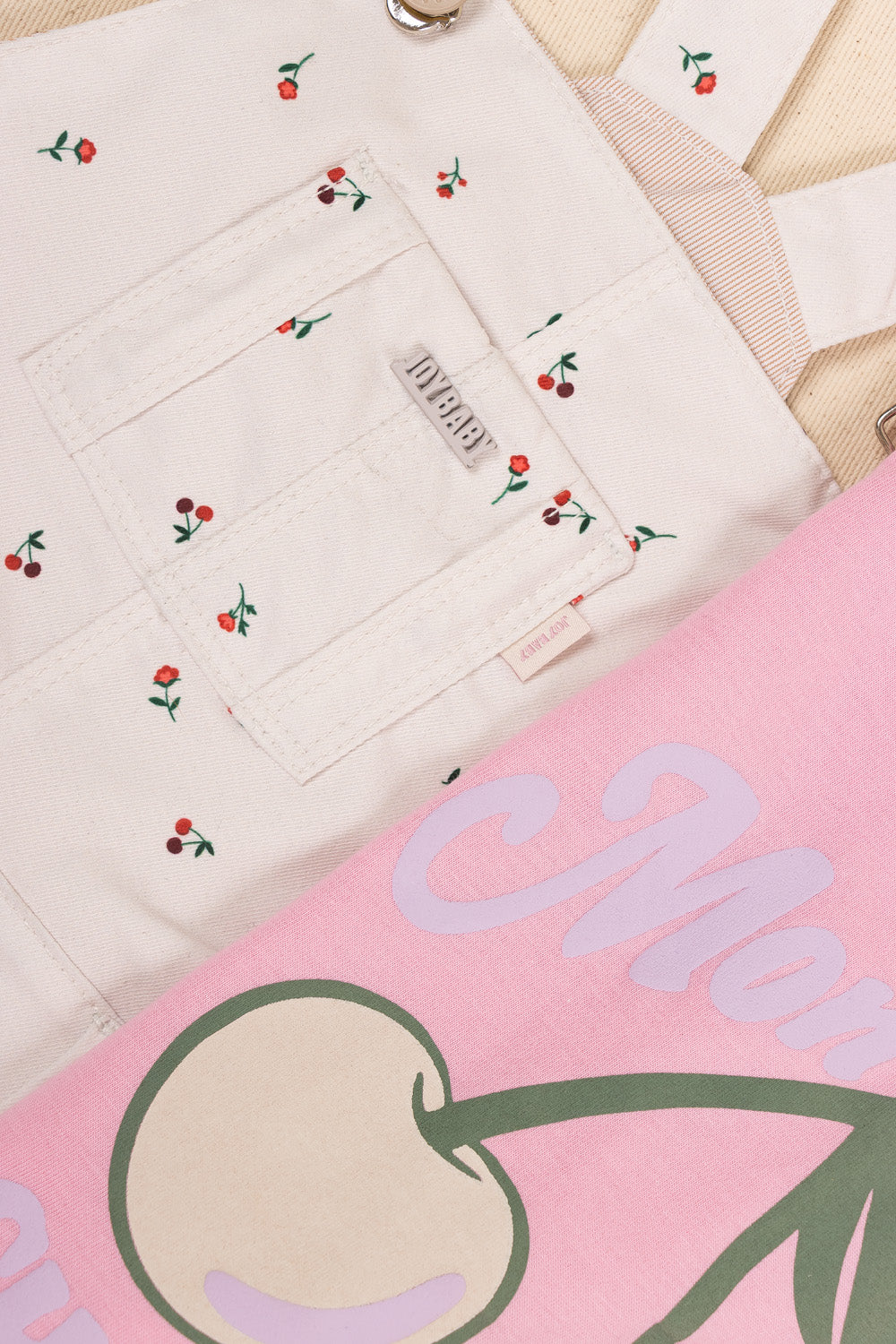 CONJUNTO OVEROL NIÑA CHERRIES FUCSIA