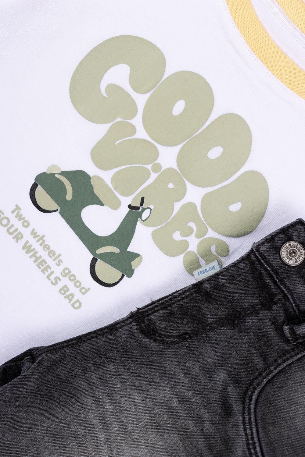 CONJUNTO BERMUDA NIÑO GOOD VIBES BLANCO